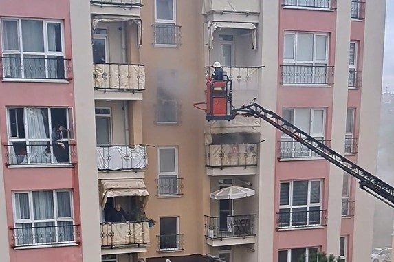 Kocaeli’nin Başiskele ilçesinde 5 katlı apartmanda çıkan yangında mahsur kalan