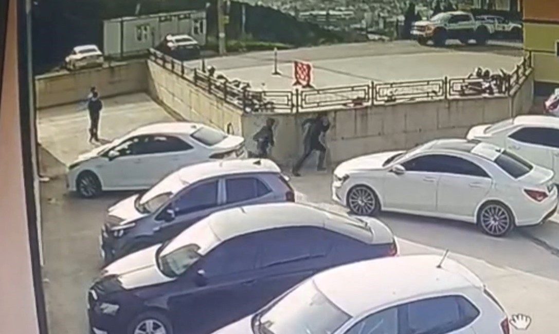 Kocaeli’nin İzmit ilçesinde bir lisenin bahçesinde park halindeki otomobile yorgun