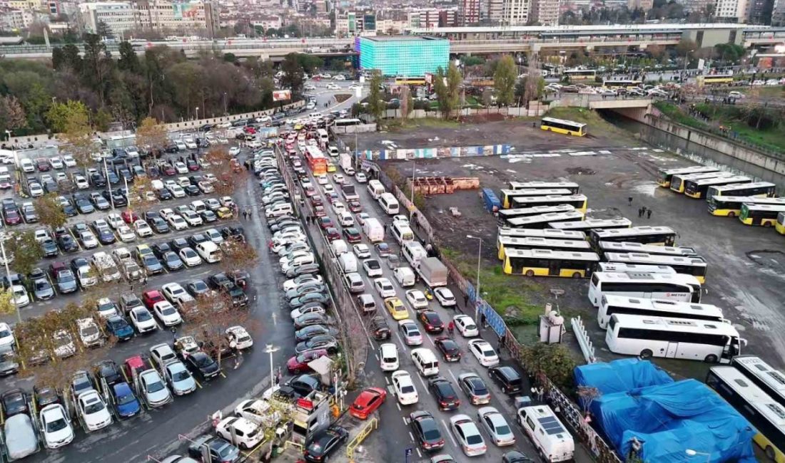 Fenerbahçe-Galatasaray derbisi öncesi Kadıköy’de trafik yoğunluğu oluştu. Dron ile görüntülenen