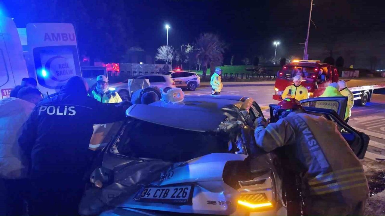 Kadıköy Suadiye’de meydana gelen kazada, virajı alamayan sürücü Audi marka