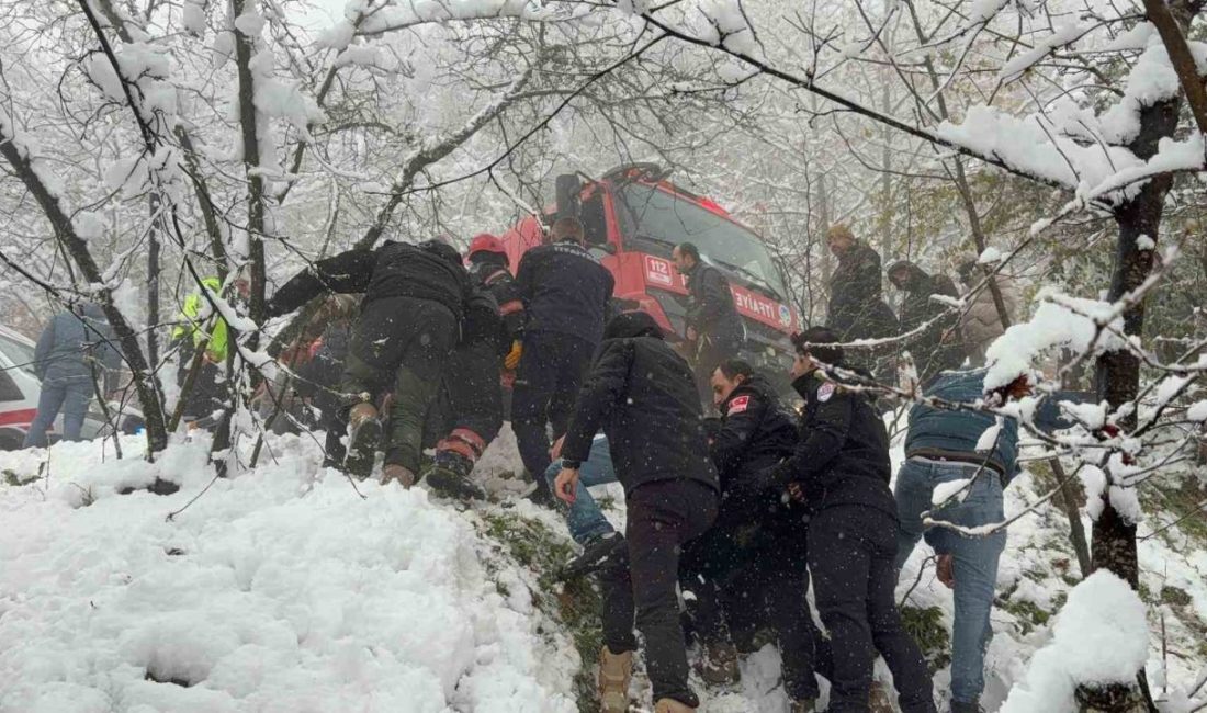 Sakarya’nın Hendek ilçesinde kar sebebiyle kayganlaşan yolda kontrolden çıkan otomobilin