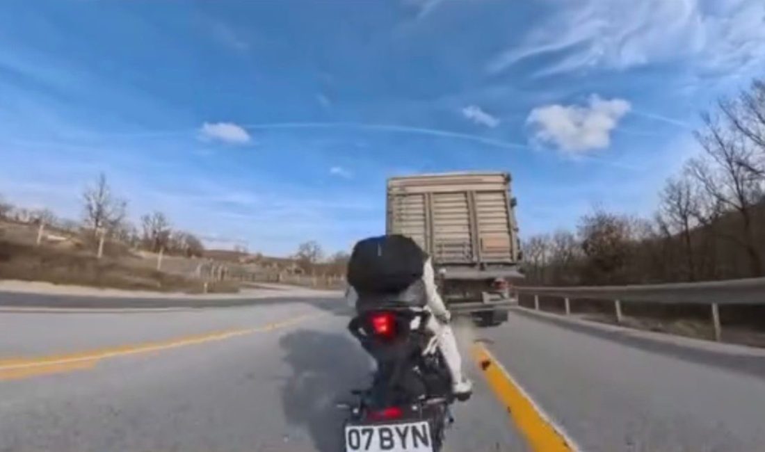 Kırklareli’de tıra arkadan çarpan motosikletin sürücüsü yaralandı. Edinilen bilgiye göre,