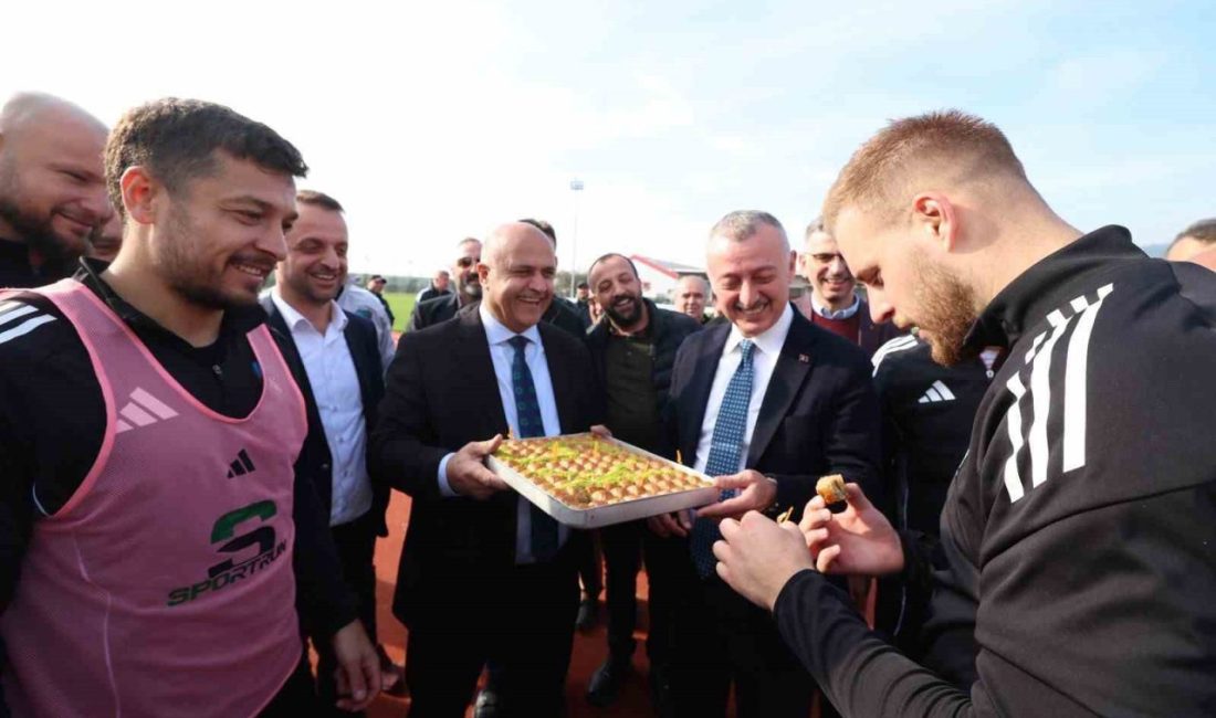 Kocaeli Büyükşehir Belediye Başkanı Tahir Büyükakın, Kocaelispor antrenmanını ziyaret ederek,