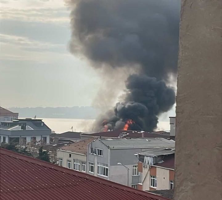 İstanbul Küçükçekmece’de 4 katlı binanın çatı katında çıkan yangın paniğe