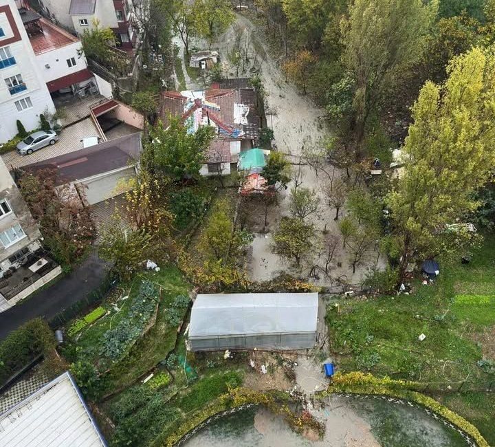 Küçükçekmece’de bir sitenin otoparkını su bastı. Otoparkta aracı olan vatandaşlar
