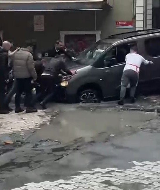 Küçükçekmece ilçesinde İSKİ’nin çalışma yapıp kapattığı yolda sağanak yağışın etkisiyle