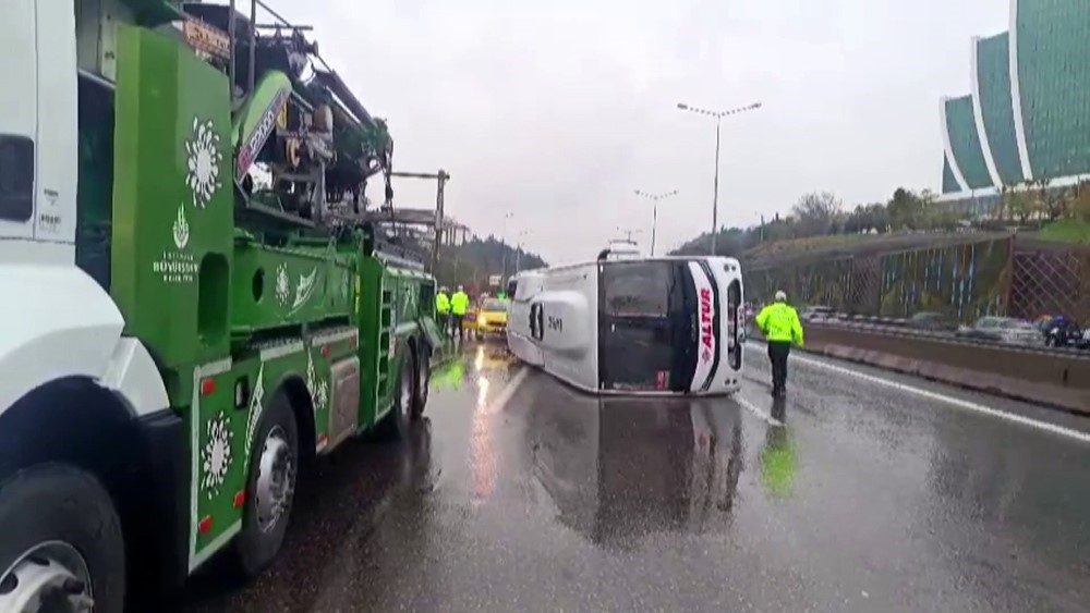 Maltepe’de yağmurun etkisiyle kayganlaşan yolda havalimanı personelini taşıyan servis minibüsü