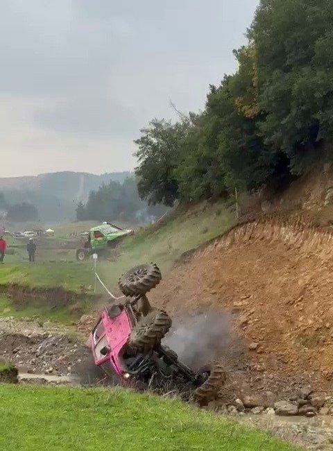 Bursa’da düzenlenen off-road yarışında bir sürücü kontrolden çıkan araçla takla