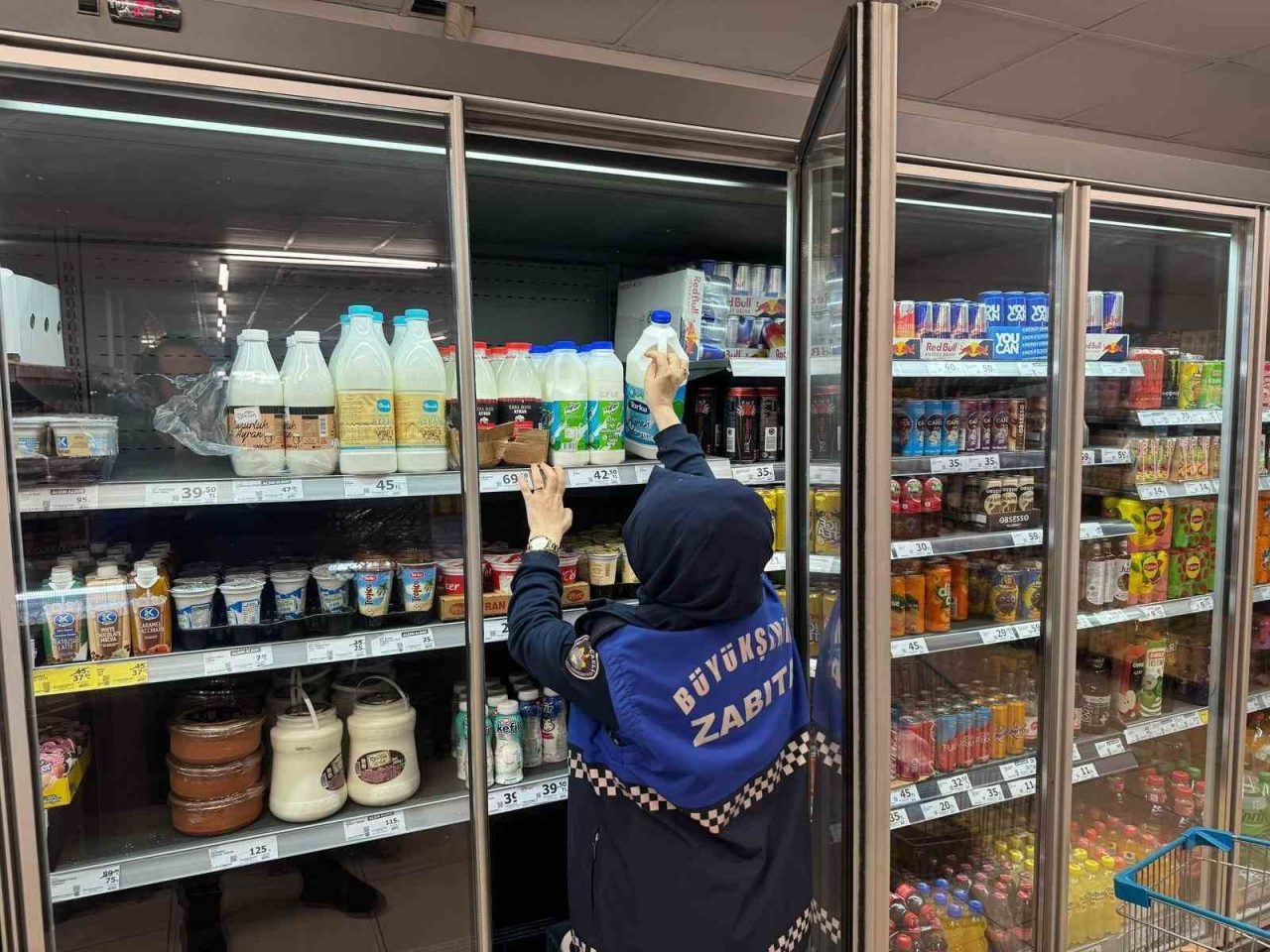 Kocaeli’de zabıta ekipleri, yaklaşan Ramazan ayı öncesi denetimlerini sıklaştırırken, raflarda