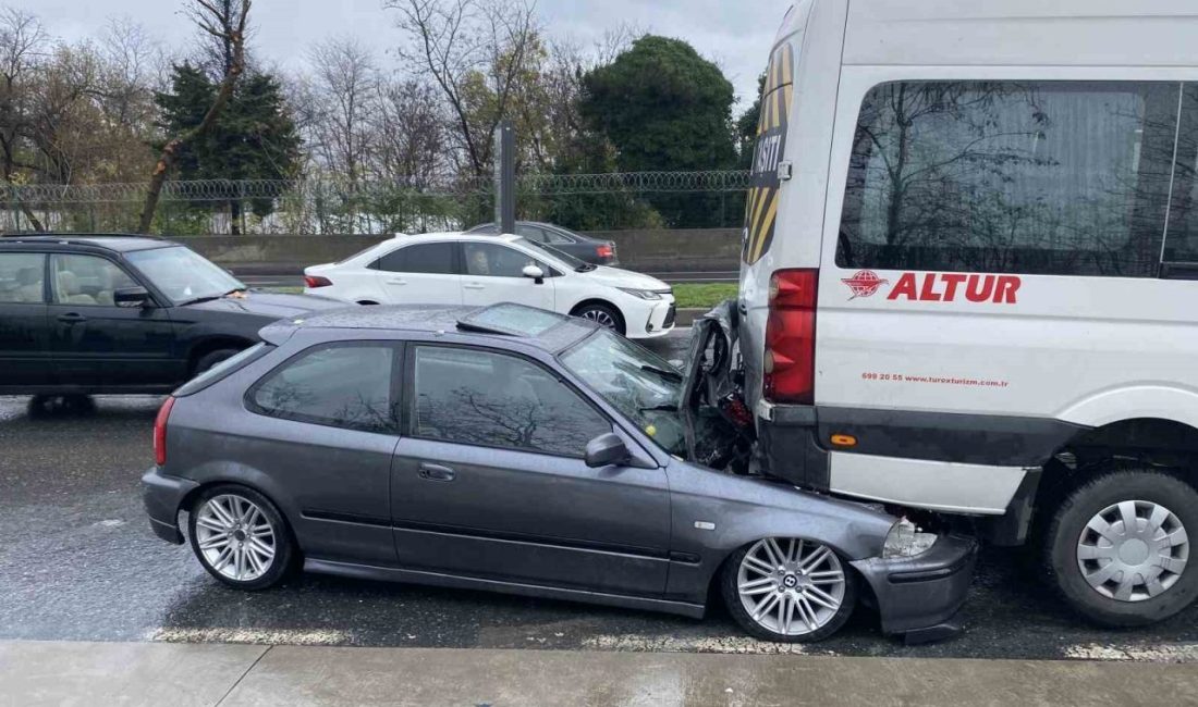 Sarıyer’de otomobil, yağışın etkisiyle kayganlaşan yolda kontrolden çıkarak park halindeki