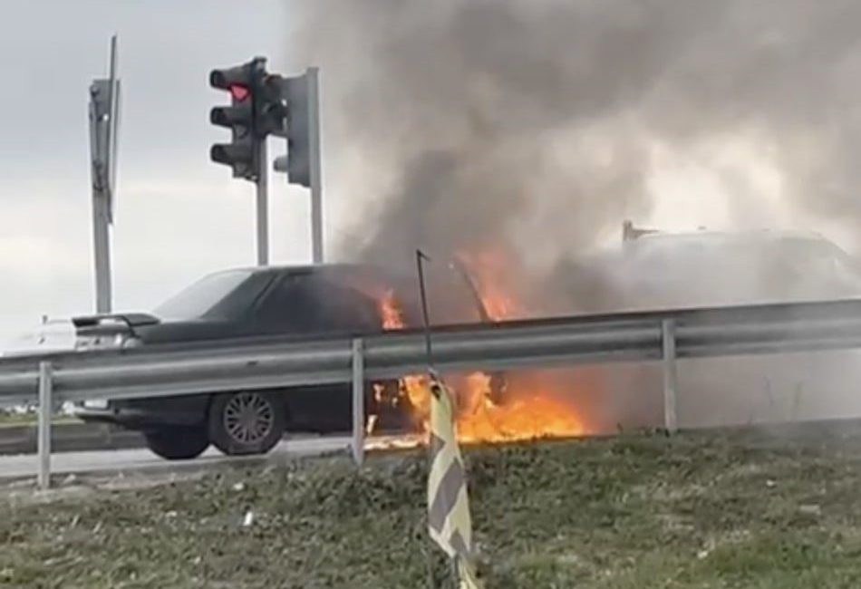 Tekirdağ’ın Kapaklı ilçesinde seyir halindeki otomobil alev aldı. Olay yerine