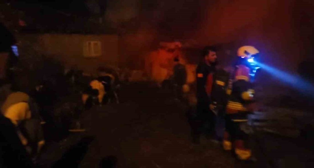 Balıkesir’in Sındırgı ilçesinde bir evin alt bölümünde bulunan hayvan barınağı