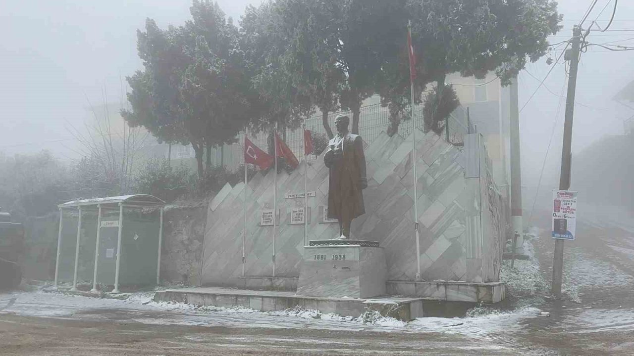 Balıkesir’in Sındırgı ilçesine bağlı Kertil Kırsal Mahallesi’nde etkili olan kar