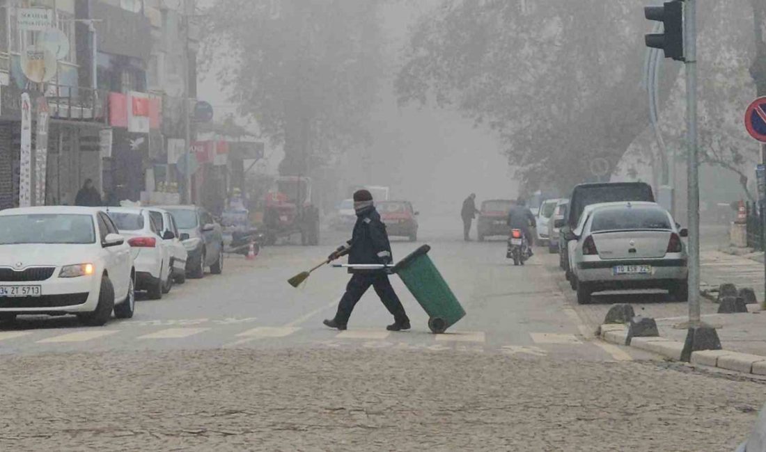 Balıkesir’in Sındırgı ilçesinde gece etkili olmaya başlayan sis, sabah saatlerinde