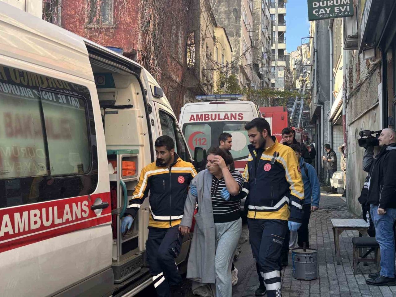 Şişli’de 2 katlı binanın 2’nci katında çıkan yangın, paniğe neden