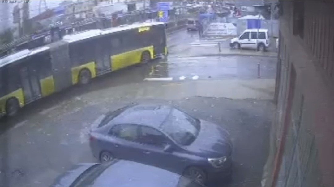 Sultangazi’de yola dökülen akaryakıt nedeniyle kayganlaşan yolda aralarında İETT otobüsünün