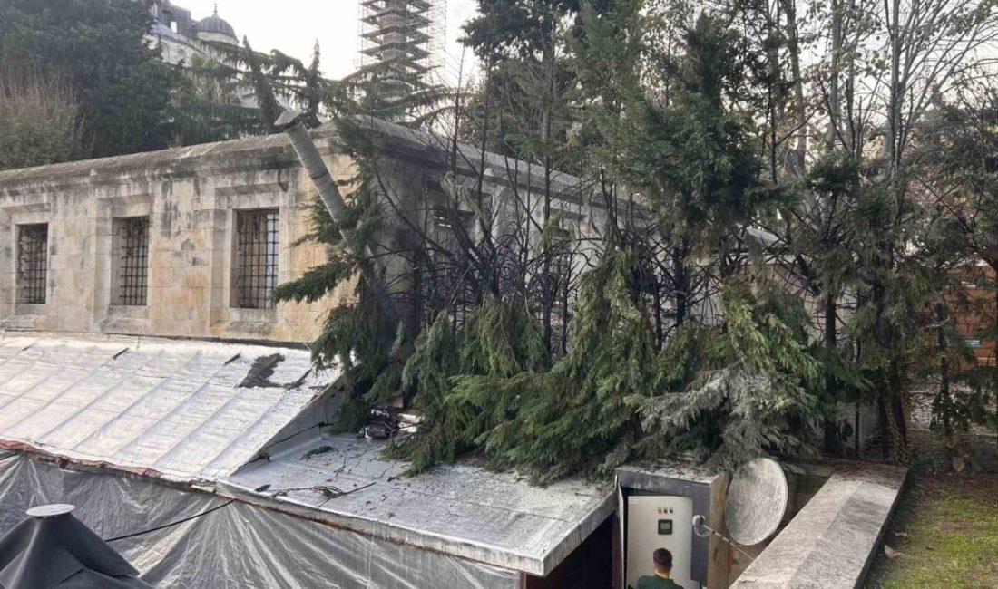 Tarihi Sultanahmet Camisinin altında bulunan çarşıdaki bir restoranda çıkan yangın