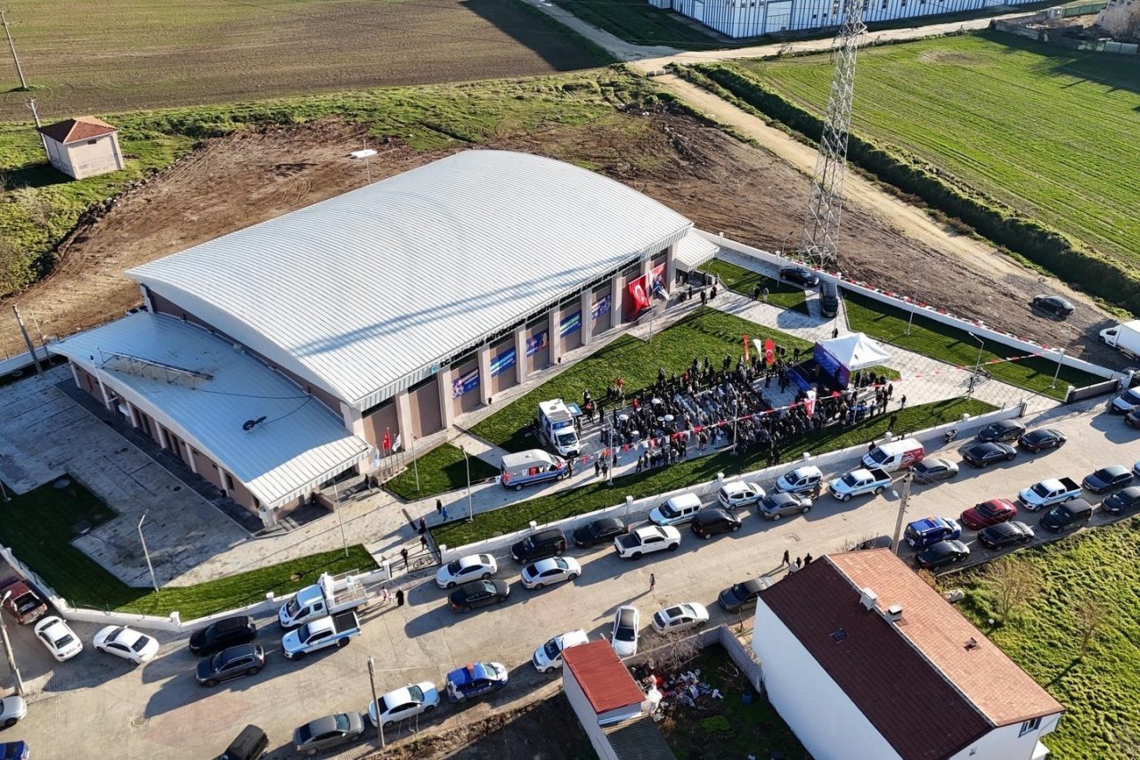 Tekirdağ’ın Ergene ilçesinde yapımı tamamlanan Ergene Spor Salonu, düzenlenen törenle