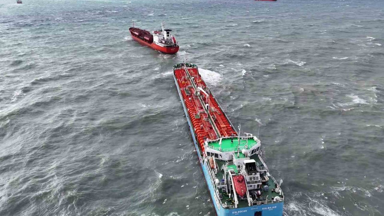 İstanbul’da Küçükçekmece Demir Sahasında, Azerbaycan ve Türk bandıralı iki tanker