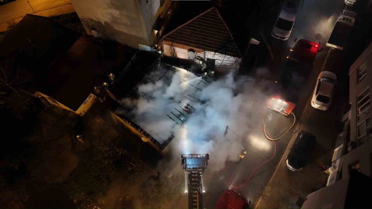 İstanbul’un Ümraniye ilçesinde gece saatlerinde bir gecekonduda yangın çıktı. Henüz