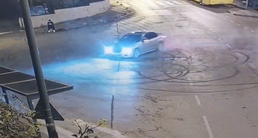 Üsküdar’da gece saatlerinde drift yaparak trafik güvenliğini tehlikeye sokan kadın