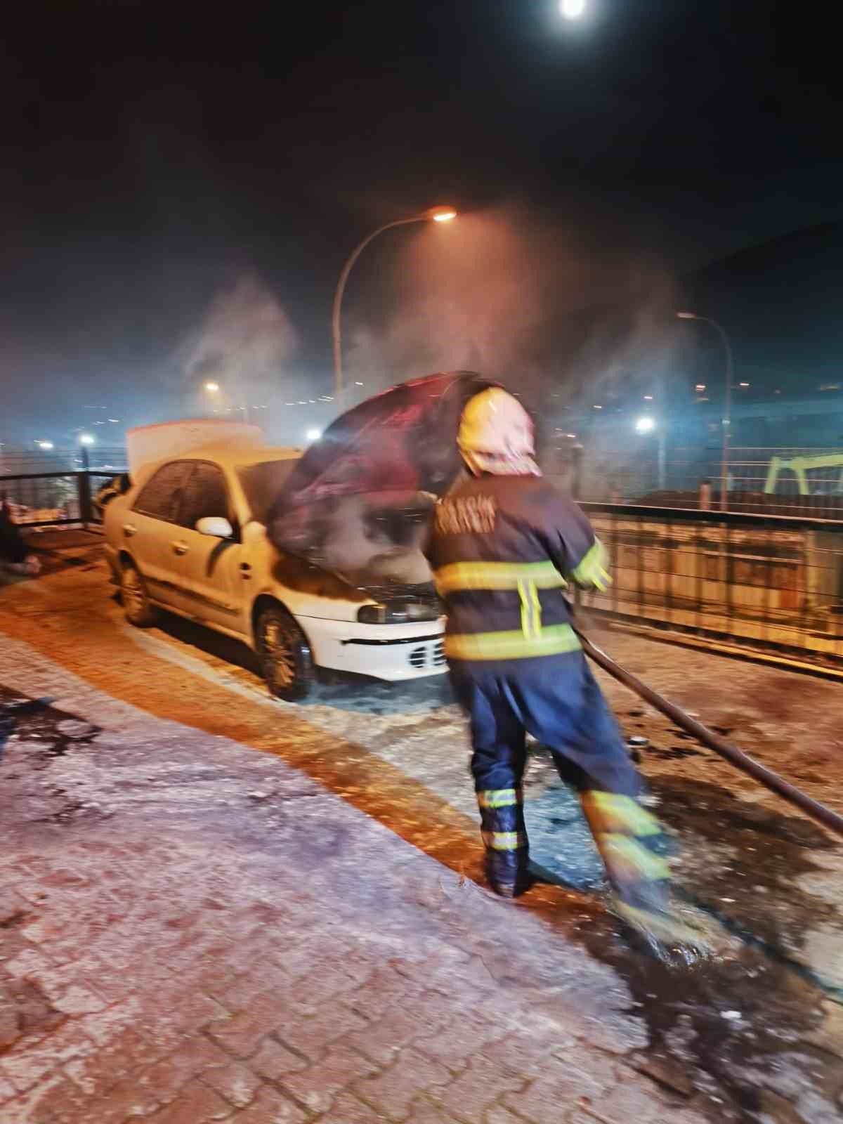 Bilecik’te bir aracın motor kısmında çıkan yangın kısa sürede söndürüldü.