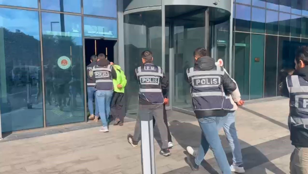İstanbul’un Arnavutköy ilçesinde bir oto lastikçiden haraç isteyen ve olumsuz