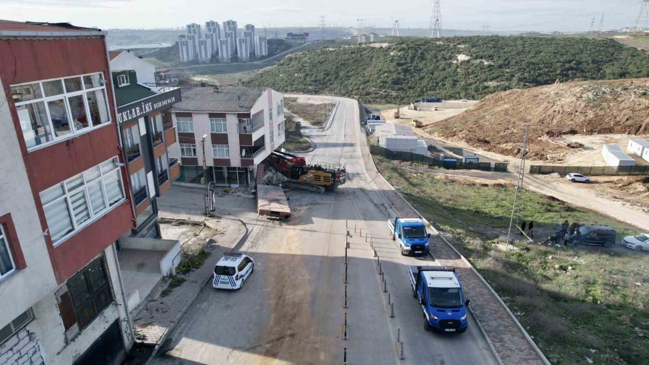 İstanbul’un Başakşehir ilçesinde tırdan koparak binaya saplanan vinci çıkarma çalışmaları