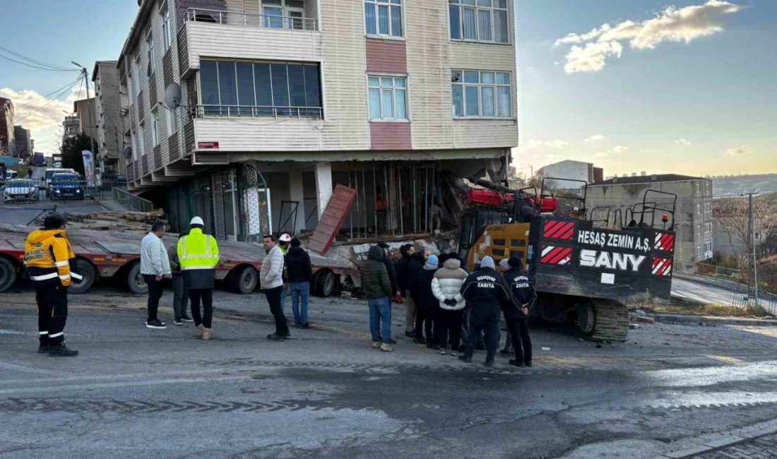 Başakşehir’de iş makinesinin çektiği tırın arkasında taşınan bir vinç düşerek