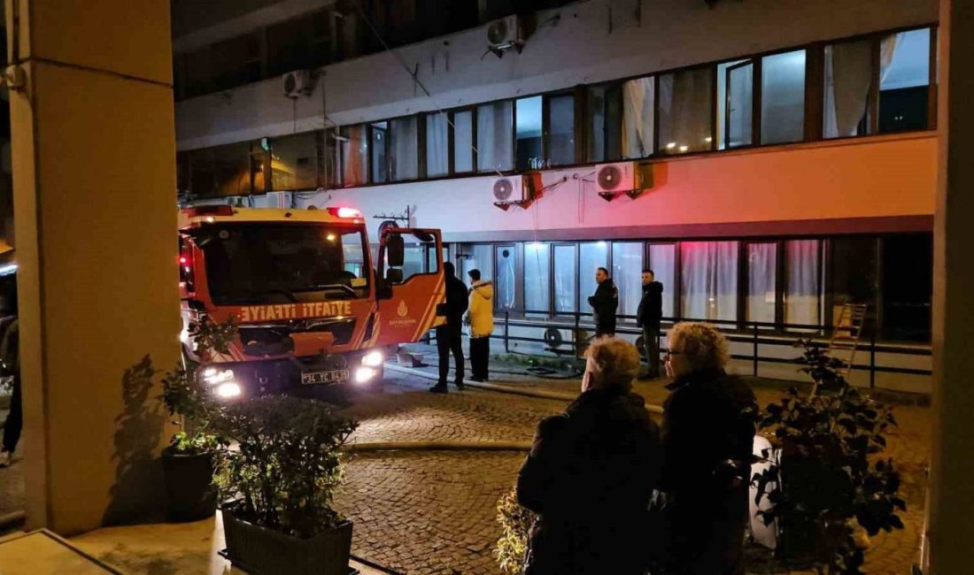 Beyoğlu’nda bir otelde çıkan yangında mahsur kalan 3 kişi ve