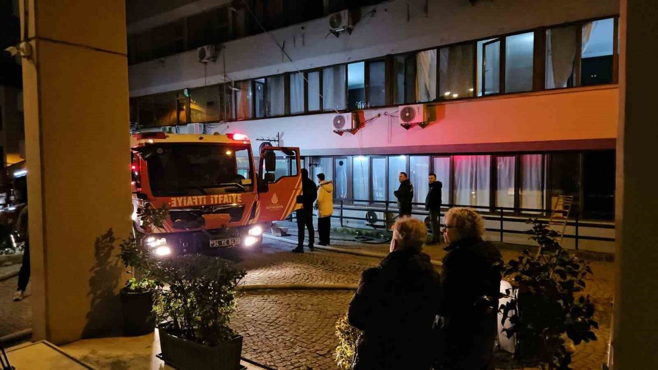 Beyoğlu’nda bir otelde çıkan yangında mahsur kalan 3 kişi ve