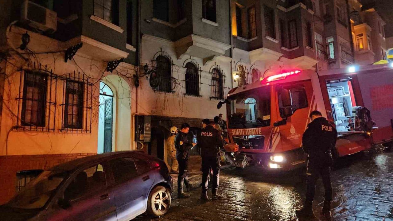 Beyoğlu’nda bir otelde çıkan yangın paniğe sebep oldu. Yangın sırasında