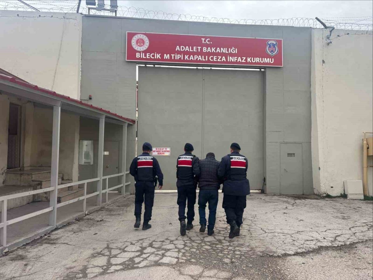 Bilecik’te aranan şahıs, jandarma ekiplerinin çalışması sonucu yakalandı. Edinilen bilgilere