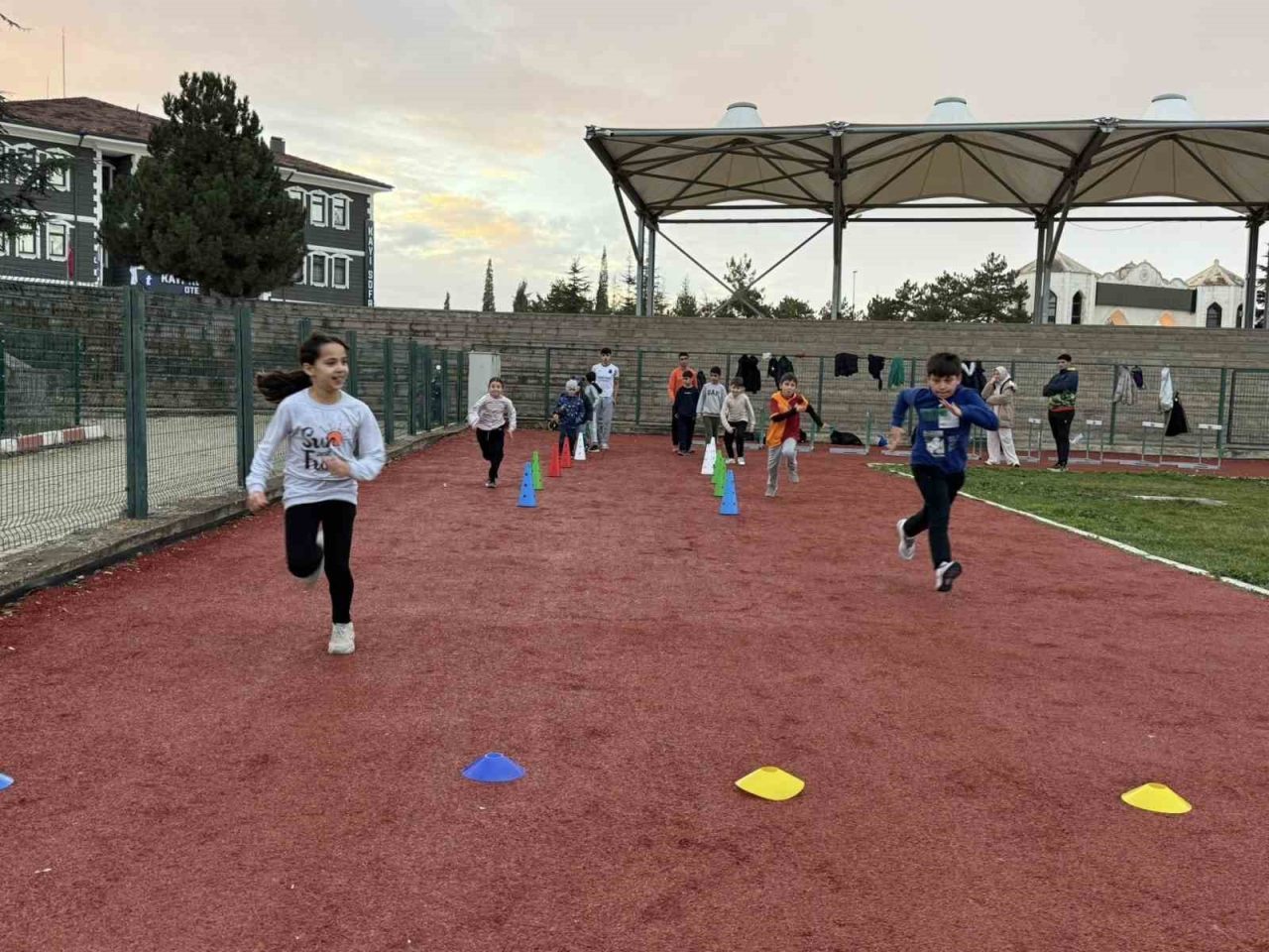 Bilecik’te sporcular atletizm spor okullarına yoğun ilgi gösteriyor. Bilecik’te Gençlik