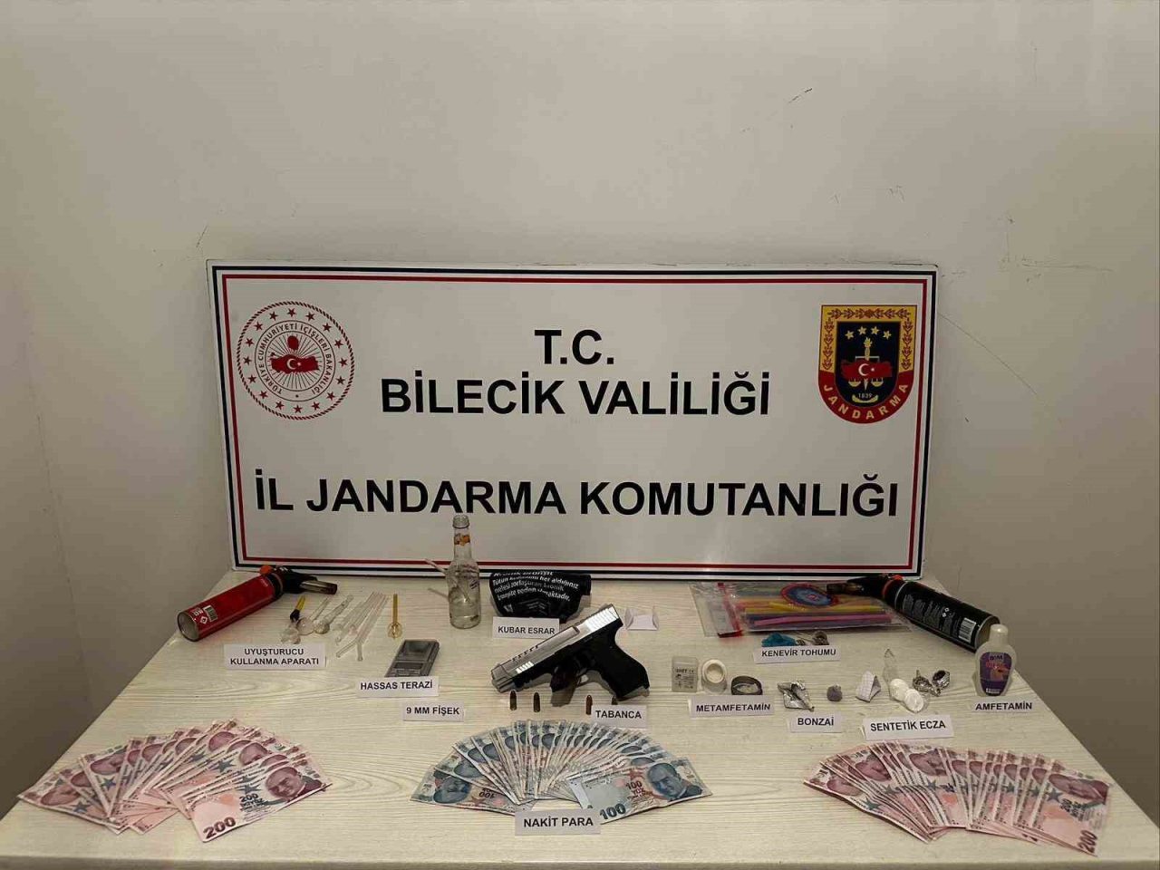 Bilecik Bilecik’te jandarma ekiplerince düzenlenen operasyonda uyuşturucu madde ve silah
