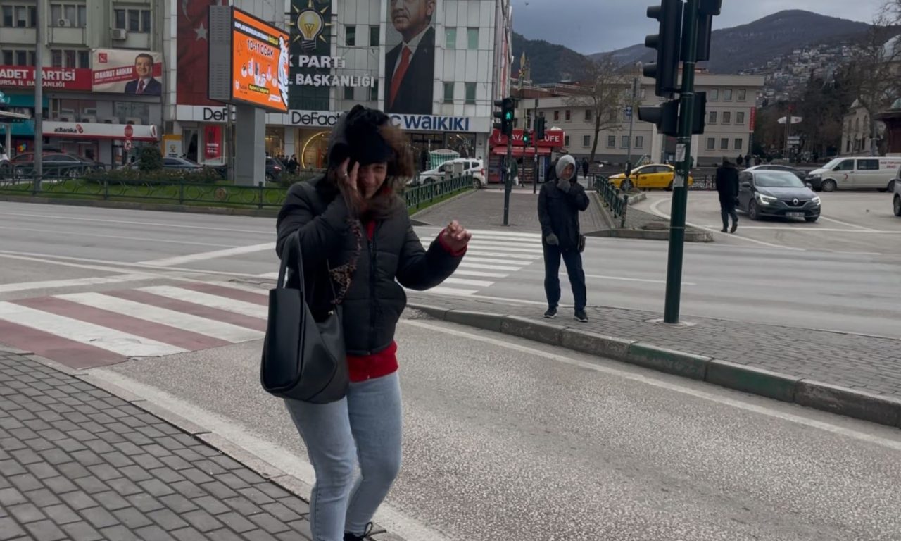 Bursa’da saatteki hızı 75 kilometreye ulaşan fırtına hayatı felç etti.