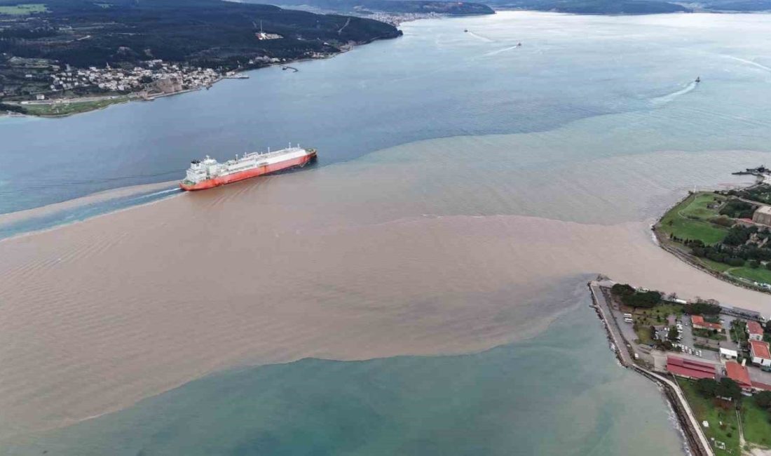 Çanakkale Boğazı’nda denizin bir bölümü, sağanak yağış sonrası farklı bölgelerden