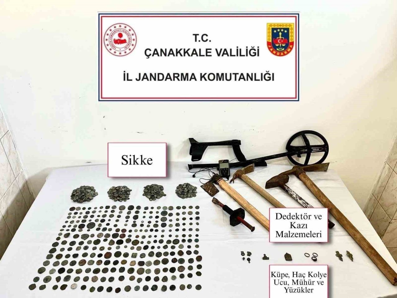 Çanakkale’de jandarma tarafından düzenlenen tarihi eser kaçakçılığı operasyonunda 1288 adet