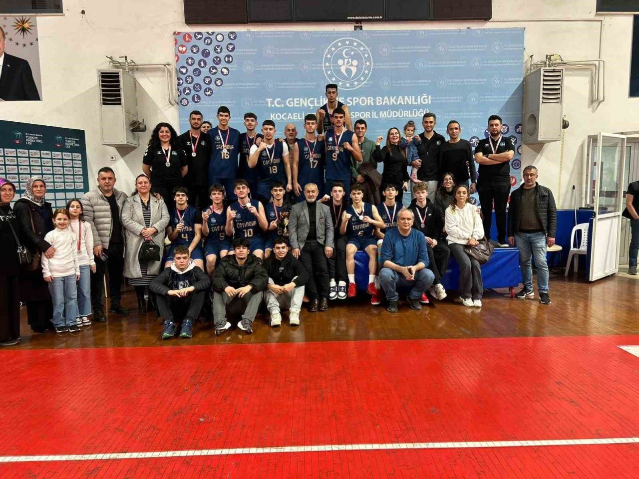 Kocaeli U-18 Erkekler Ligi’ni ikinci sırada tamamlayan Çayırova Belediyesi Eğitim
