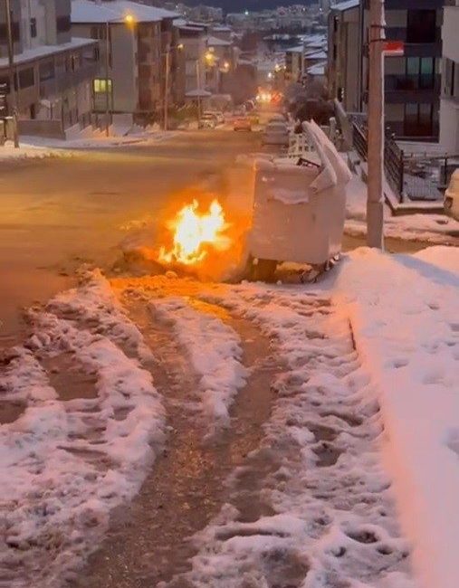 Bilecik’te bir çöp konteynırı yanına bırakılan eşyalar alev aldı. Olay;