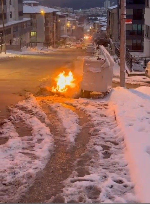 Bilecik’te bir çöp konteynırı yanına bırakılan eşyalar alev aldı. Olay;