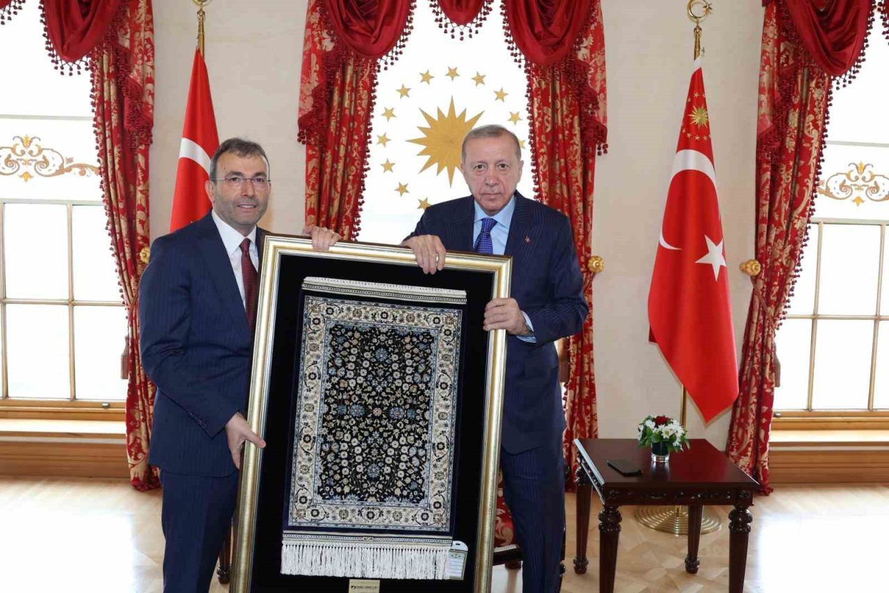Cumhurbaşkanı Recep Tayyip Erdoğan Cumhurbaşkanlığı Dolmabahçe Ofisi’nde Pendik Belediye Başkanı