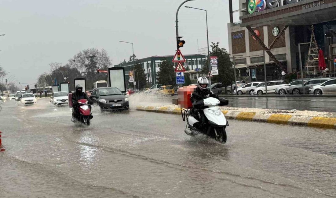 Edirne’de etkili olan sağanak yağışın ardından bazı caddeler göle döndü.