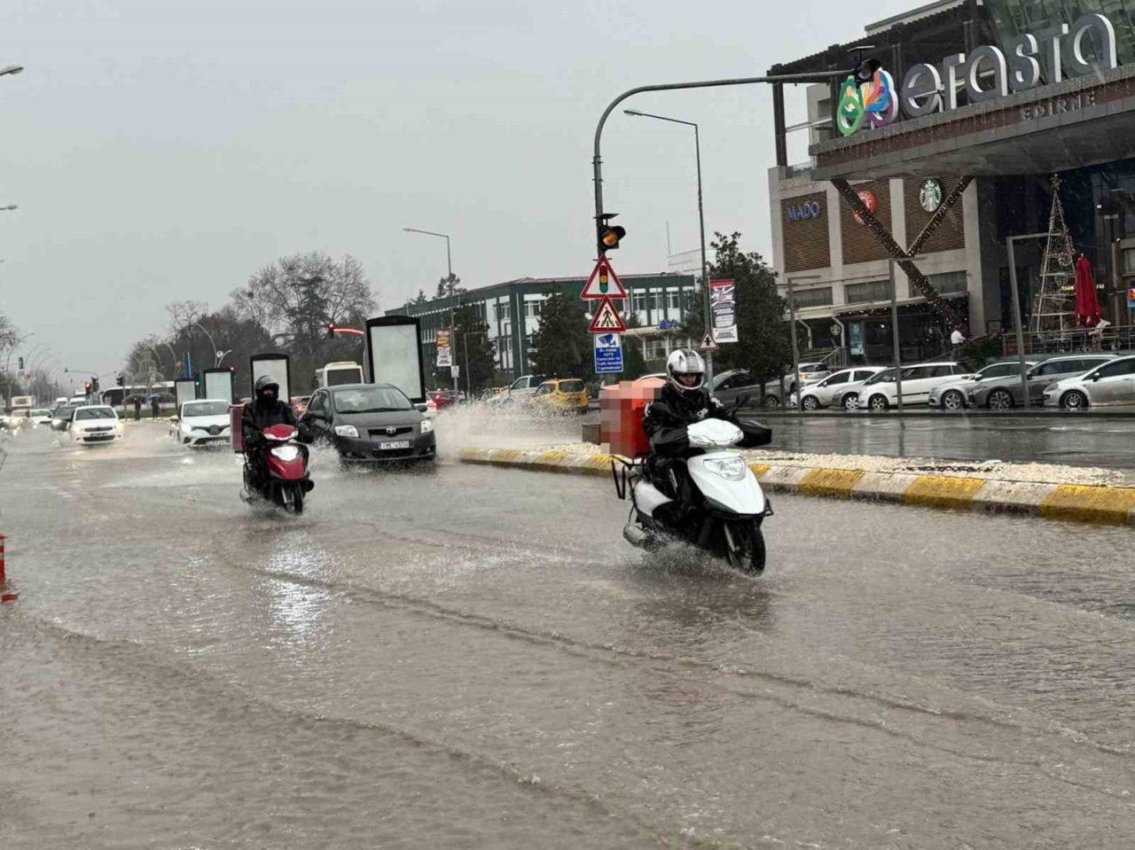 Edirne’de etkili olan sağanak yağışın ardından bazı caddeler göle döndü.
