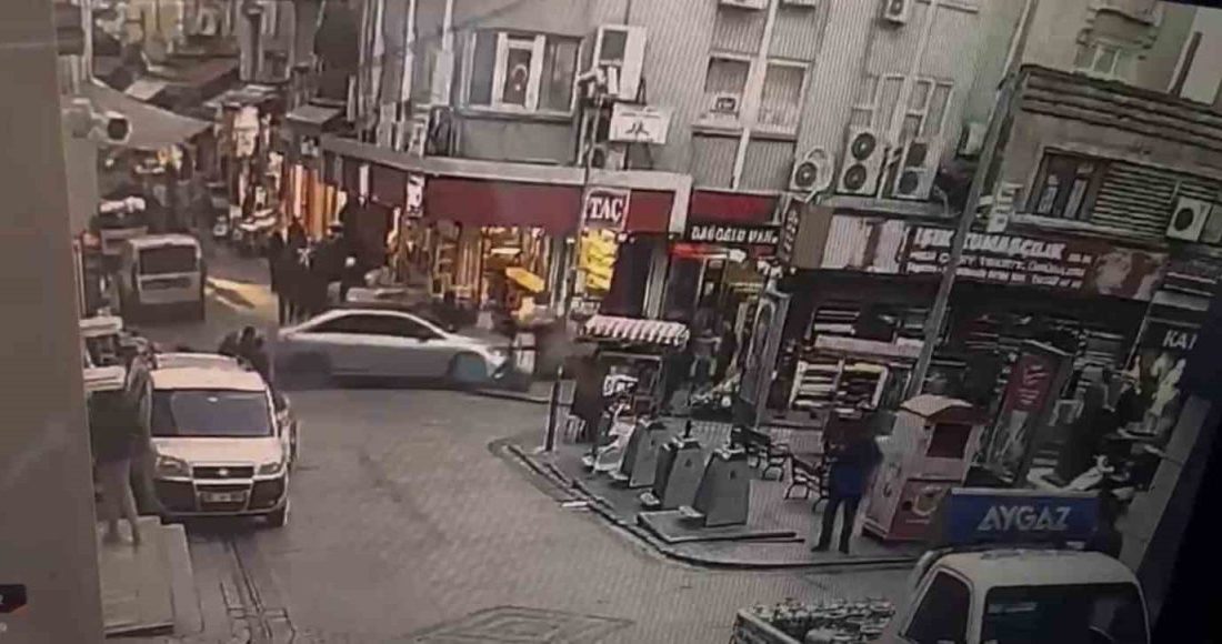 Fatih Eminönü’nde fren yerine gaza basan otomobil sürücüsü, önce valizlere