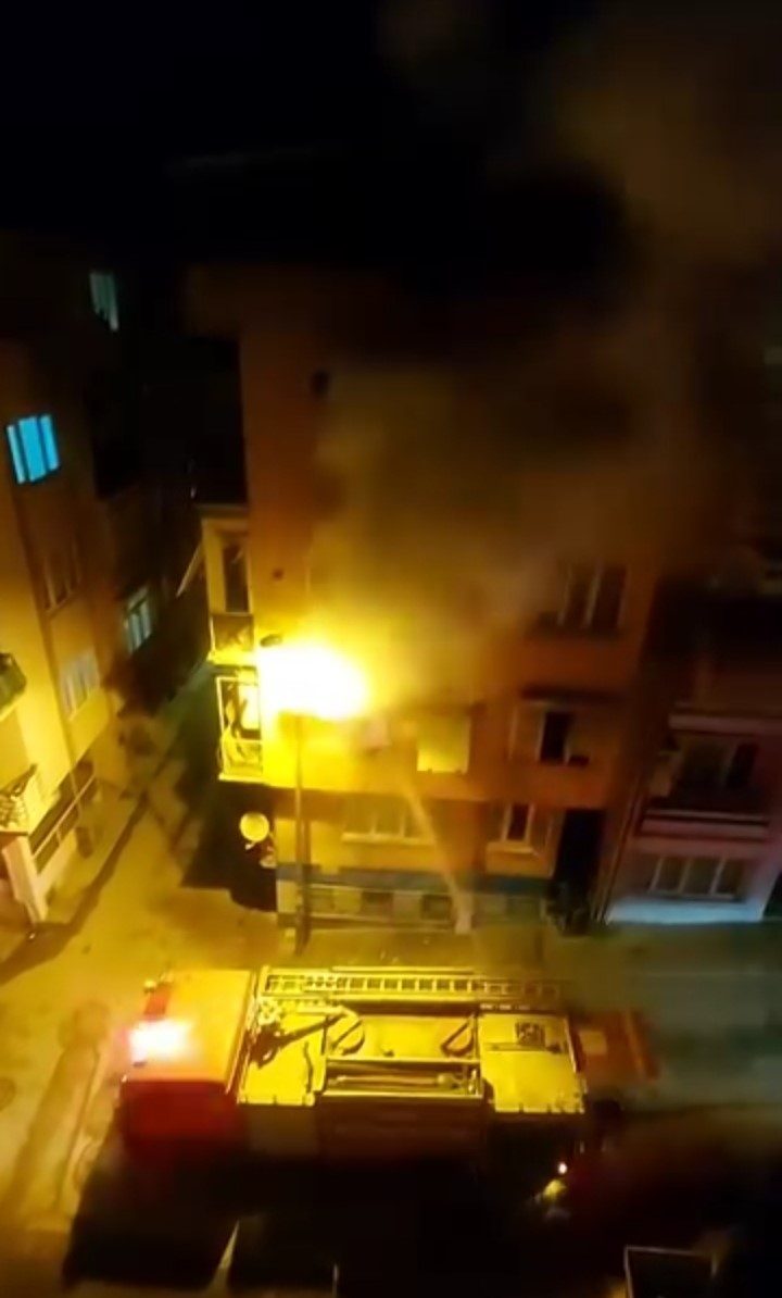 Bursa’da bir binanın balkonunda çıkan yangın sırasında dumanları gören mahalle