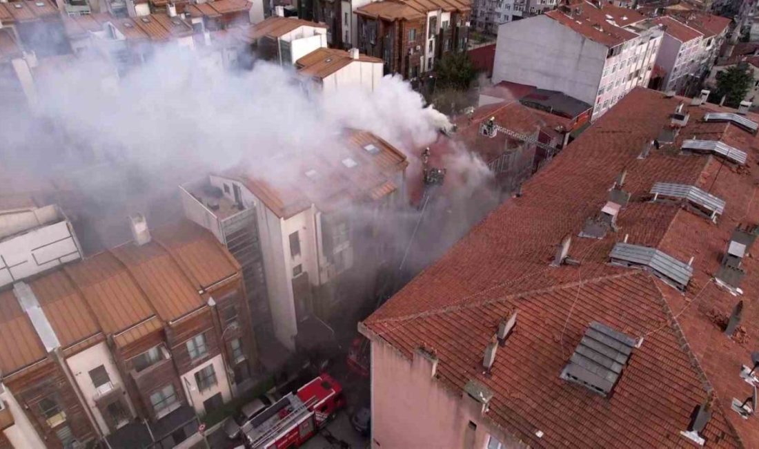 İstanbul’un Fatih ilçesinde bulunan 3 katlı binada çıkan yangın paniğe