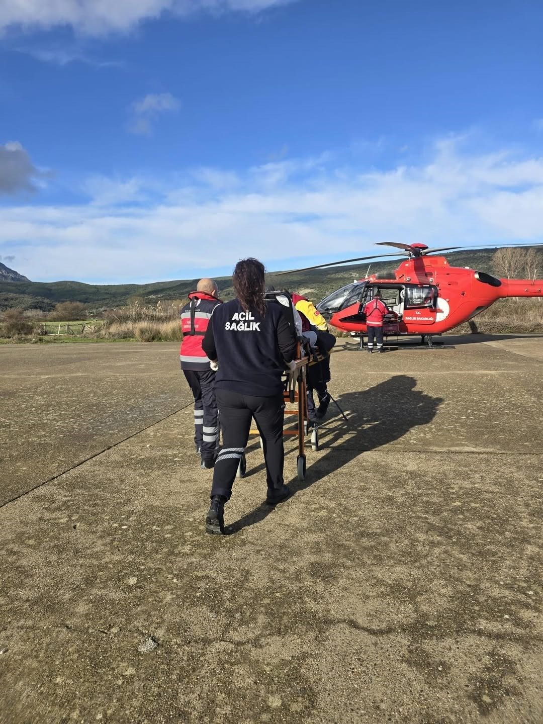 Çanakkale’nin Gökçeada ilçesinde rahatsızlanan KOAH ve Pnömoni hastası kişi, helikopter