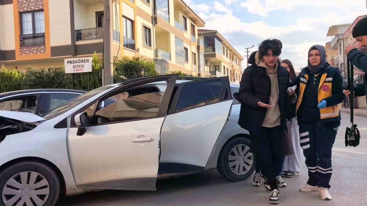 Bursa’nın İnegöl ilçesinde meydana gelen kazada 2 otomobil çarpıştı, 3
