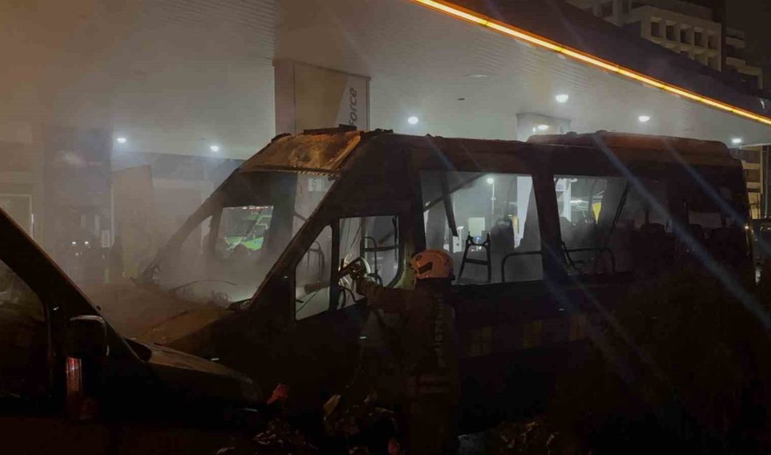 Kağıthane’de bulunan bir benzin istasyonunda park halindeki 2 minibüs alev